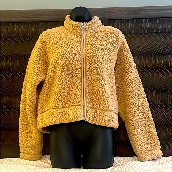 Hollister Jackets & Blazers - Hollister XS fleece zip up crop jacket